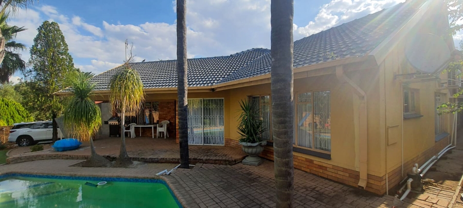 4 Bedroom Property for Sale in Roosheuwel North West